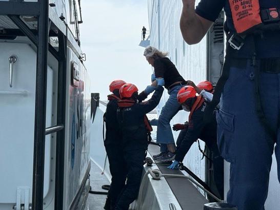 Gemide kolunu kıran yolcu, Sahil Güvenlik tarafından tahliye edildi
