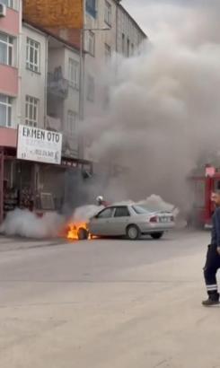 Elazığ'da park halindeki otomobil yandı
