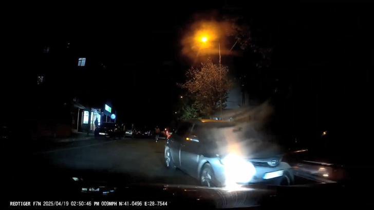 İstanbul - Küçükçekmece'de el frenini çekmeyi unuttu; peşinden koştuğu otomobil park halindeki araçlara çarptı