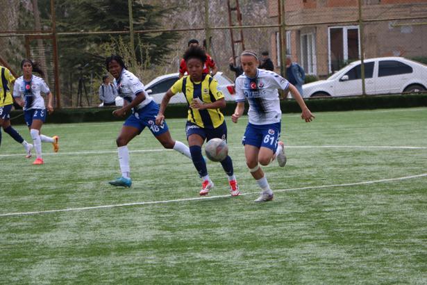 Kadın futbolunda Hakkarigücü, Fenerbahçe Petrol Ofisi'ne 2-1 mağlup oldu