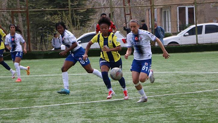 Kadın futbolunda Hakkarigücü, Fenerbahçe Petrol Ofisi'ne 2-1 mağlup oldu