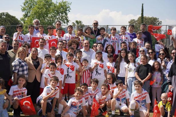 Şampiyon çocukların ödülleri Başkan Kotan'dan