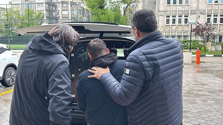 Kız arkadaşına baktığını iddia ettiği kişiyi bıçakla yaraladı