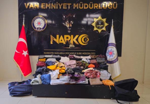 Yabancı uyruklu 2 kişi, havalimanında 32 kilo metamfetamin ile yakalandı