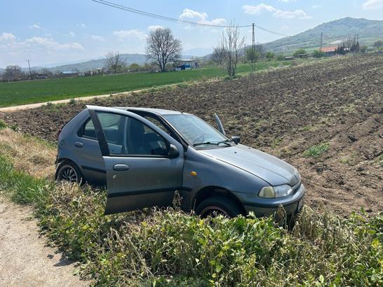 Çarpışan otomobillerden biri tarlaya yuvarlandı; 1 yaralı