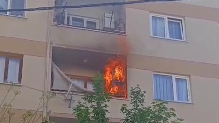 Dairenin balkonunda çıkan yangın söndürüldü