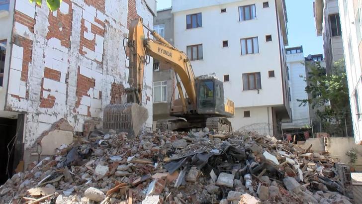 İstanbul - Bina yıkımı sırasında mahallenin internet kabloları koptu, 1 binada hasar oluştu