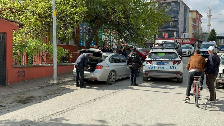 'Dur' ihtarına uymayan otomobil sürücüsüne 24 bin lira ceza; araçtan uzun namlulu silah çıktı