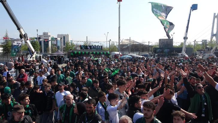 Süper Lig’i garantileyen Kocaelispor’u, taraftar kutlama yapmak için bekliyor