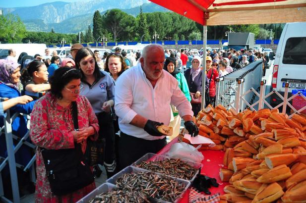 Manisa'da vatandaşlara 2 ton hamsi dağıtıldı
