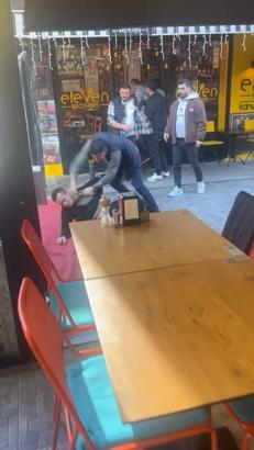 İstanbul - Beşiktaş’da komşu iki esnafın sokak ortasında kavgası kamerada