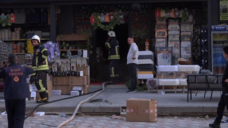 Elazığ'da ev eşyaları satan mağazada yangın