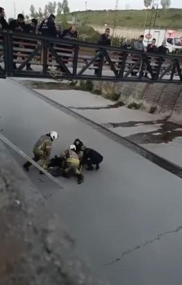 İstanbul - Sancaktepe'de fotoğraf çektirmek isterken sulama kanalına düşen çocuğu itfaiye kurtardı