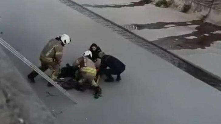 Sancaktepe'de fotoğraf çektirmek isterken sulama kanalına düşen çocuğu itfaiye kurtardı