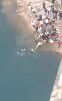 Boğulma tehlikesi geçirenler insan zinciri oluşturularak kurtarıldı; o anlar kamerada