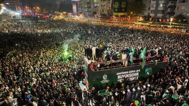 Kocaelispor, şampiyonluk otobüsüyle gelip binlerce taraftarıyla buluştu