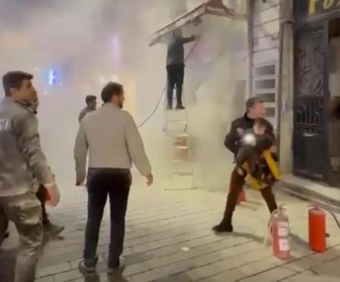 İstanbul - Beyoğlu'nda büfede çıkan yangın söndürüldü; mahsur kalan çocuk kurtarıldı