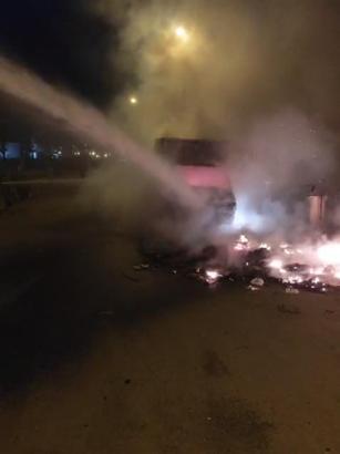 Park halindeki kamyonet alev alev yandı