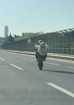 İstanbul- Sarıyer TEM Otoyolu'nda motosikletlinin tek teker üzerinde tehlikeli sürüşü kamerada
