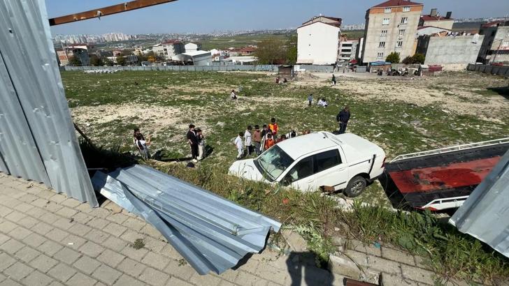 İstanbul- Avcılar'da sürücüsünün hakimiyetini kaybettiği kamyonet arsaya düştü