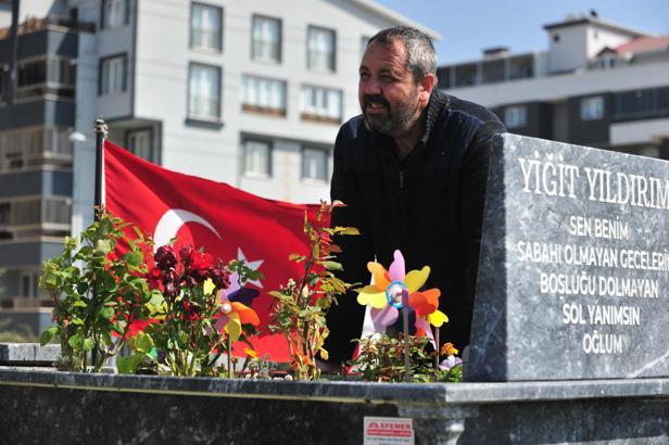 17 yaşında ölen oğlunun mezarını 19 aydır her gün aynı saatte ziyaret edip, günlük rutinlerini anlatıyor