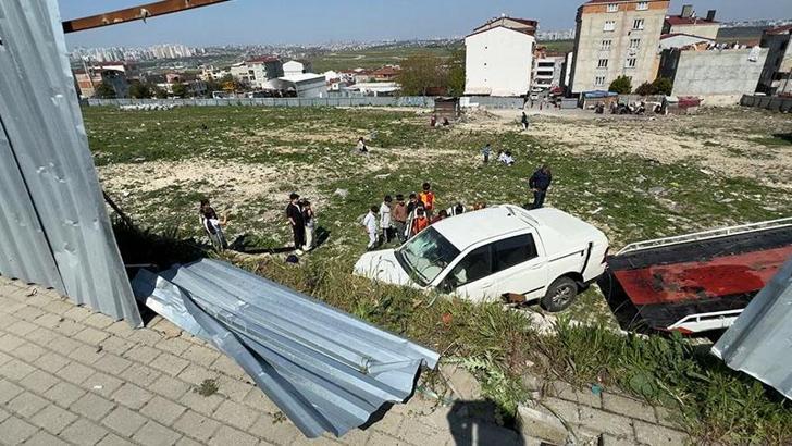 Avcılar'da sürücüsünün hakimiyetini kaybettiği kamyonet arsaya düştü