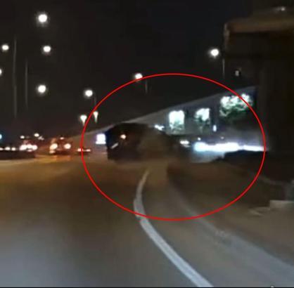 Sürücüsünün makas attığı otomobil, 2 araca çarptı; kaza kamerada