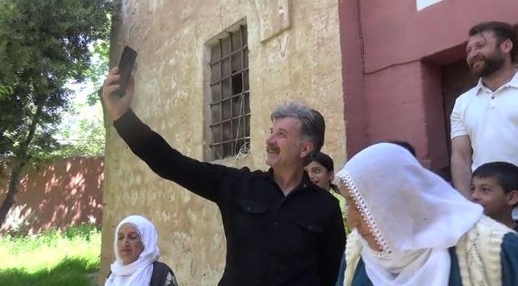 Mahalleli, boş kalan kilisenin bahçesinden eski komşularını arayıp bayramlarını kutladı