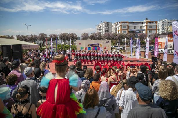 Mersin’de dünya çocukları el ele verdi