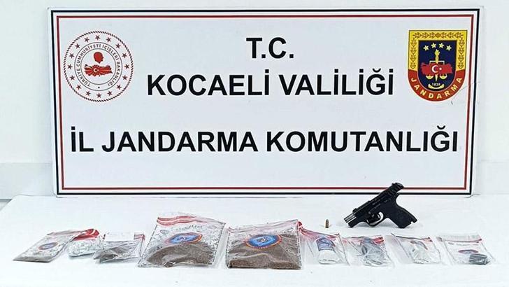 Evde 1 kilo uyuşturucu ve silah ele geçirildi