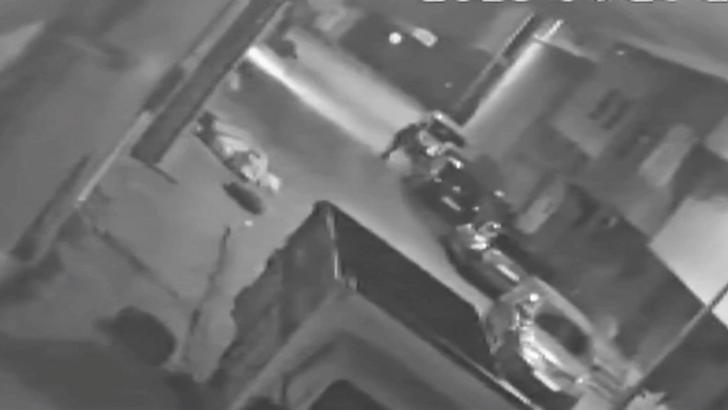 İstanbul- Sultangazi'de otomobilin camını ve aynasını kırıp kaçtı