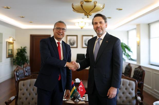 Bakan Bayraktar, Mauritiuslu mevkidaşı Assirvaden ile görüştü