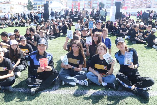 Burdur'da 5 bin öğrenci aynı anda kitap okudu