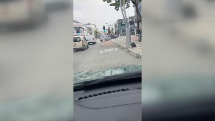 Otomobiliyle kaldırımdan geçip dönüş yaptı