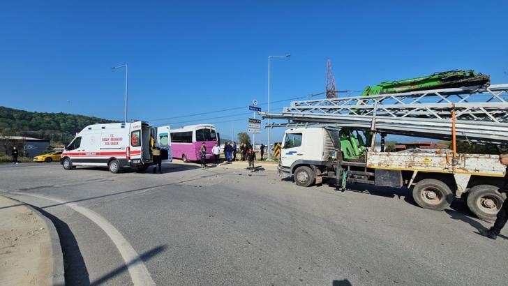 Özel halk otobüsüyle çarpışan kamyonun şoförü ehliyetsiz çıktı