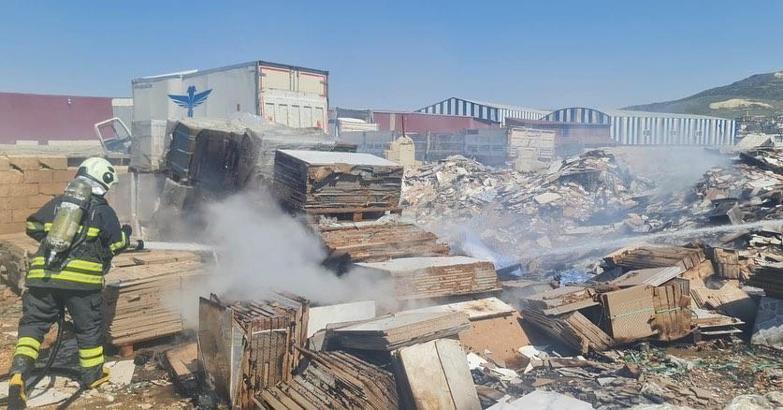 Hatay’da malzeme sahası yandı