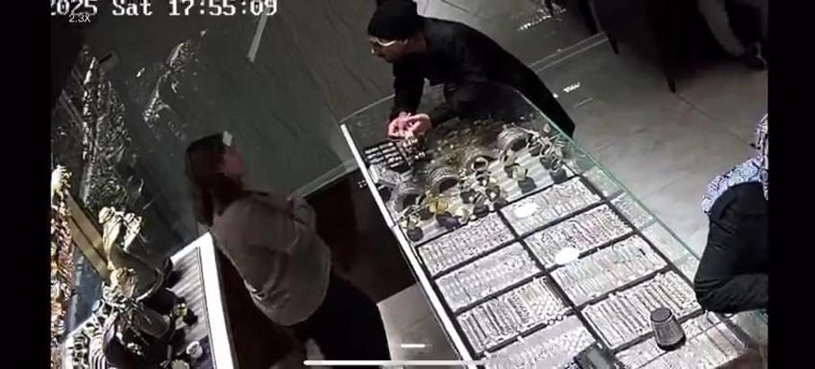 İstanbul - Esenyurt’ta müşteri gibi kuyumcuya girdi, 560 bin liralık bilezikleri alıp kaçtı