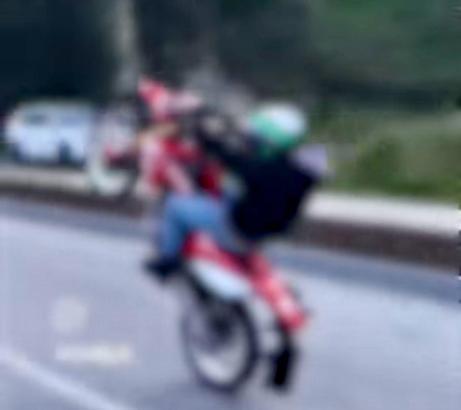 Tek teker üstünde giden motosiklet sürücüsüne ceza uygulanıp ehliyetine 2 süreyle el konuldu