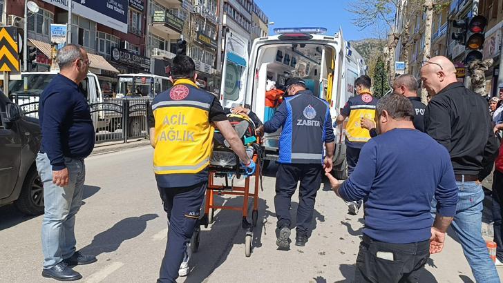 Yaya geçidine 10 metre uzaklıkta otomobilin çarptığı yaya yaralandı; kaza anı kamerada