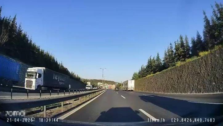 TEM Otoyolu İzmit geçişinde zincirleme kaza anı kamerada; 2 şerit ulaşıma kapandı (2)