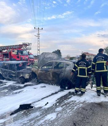 İki otomobil kafa kafaya çarpıştı: 1 ölü, 4 yaralı
