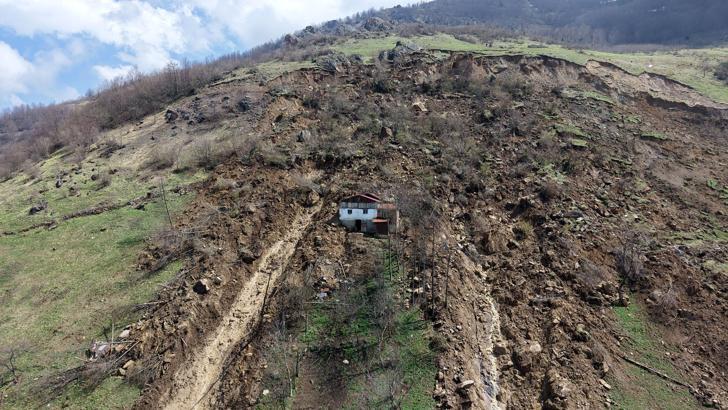 Sis içinde heyelandan sirenli uyarıyla kurtuldular