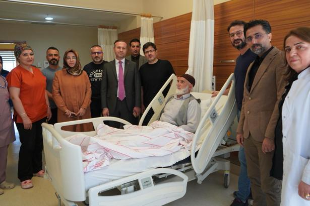 Başhekimden, deprem sonrası ilk kornea nakli yapılan hastalara ziyaret