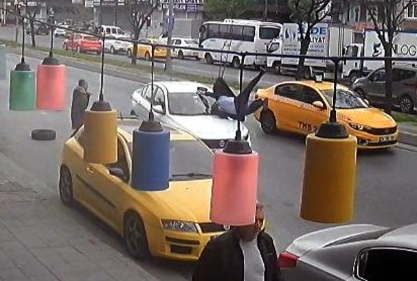 İstanbul- Avcılar'da otomobilin çarptığı yaya ağır yaralandı; kaza kamerada