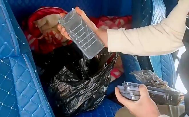 TIR’larda 200 gümrük kaçağı cep telefonu ele geçirildi