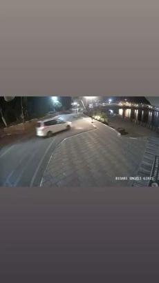 Kontrolden çıkan otomobil kaldırıma çarparak park alanına düştü