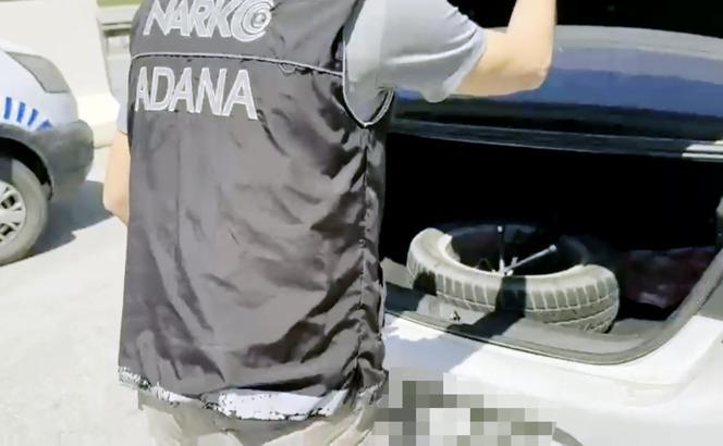 Otomobilde ‘Barbara’ ile aramada yedek lastik kısmından 2 kilo esrar çıktı