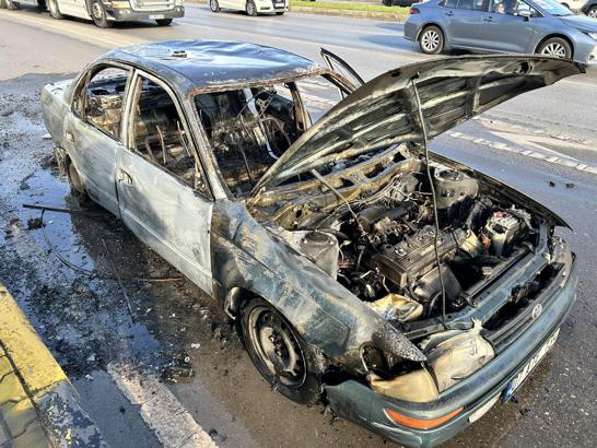 Otomobil alev alev yandı