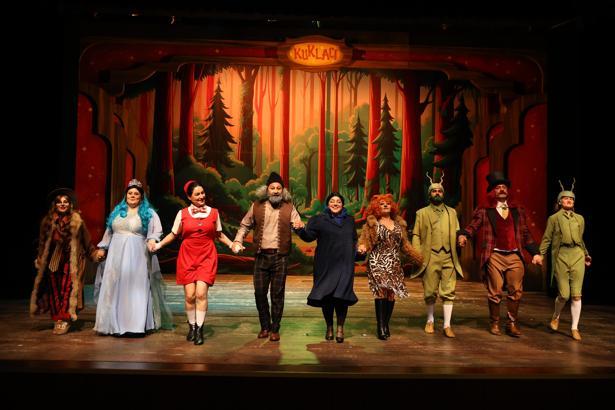 Kuklacı, çocuklar için prömiyer yaptı