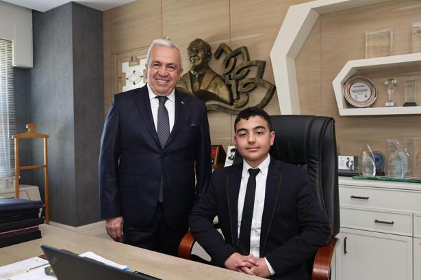 Başkan Şadi Özdemir makamını çocuklara devretti